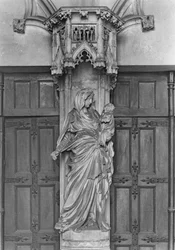 Portal mit einem Trumeau, das die Jungfrau und das Kind darstellt